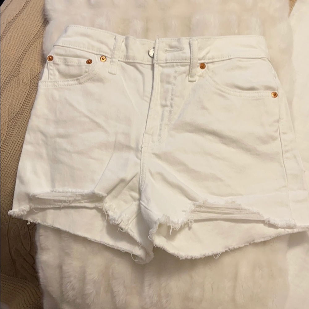 White Levi’s Stretch Fit Distressed Denim Shorts